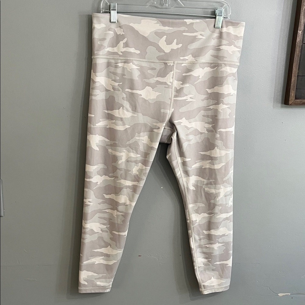 Athleta Women's Beige and Cream Camo Leggings